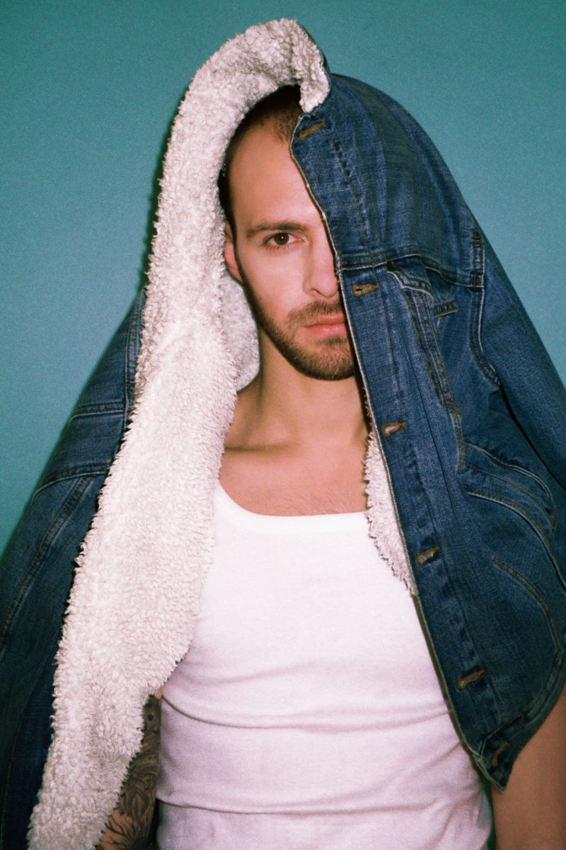 В дениме и нижнем белье: новая фотосессия Макса Барских